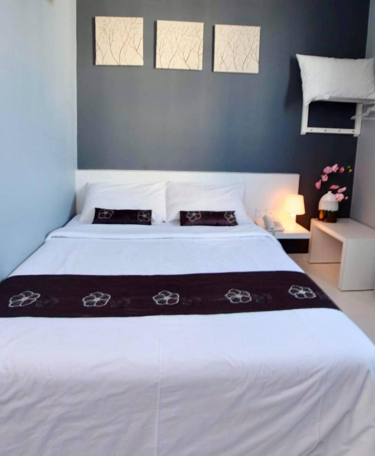 Wan Loong Hotel Pontian Kecil Esterno foto